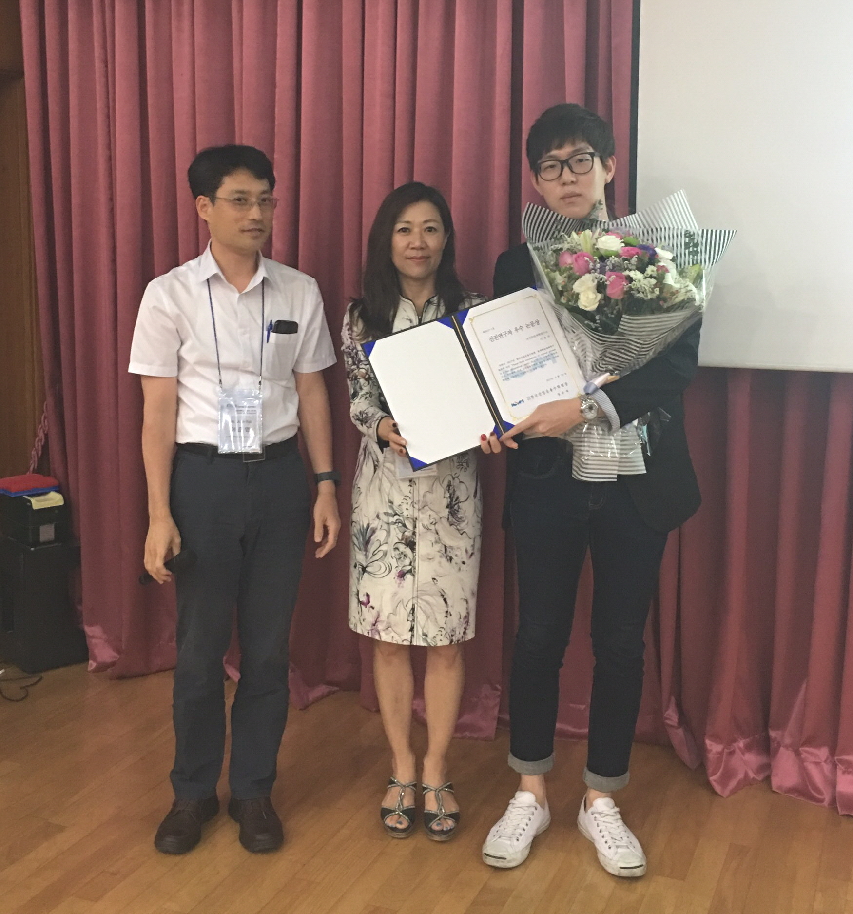 국가수리과학연구소 이승규 박사(맨 오른쪽)가 '2017 KSIAM 봄학술대회' 시상식에서 신진연구자상을 수상
