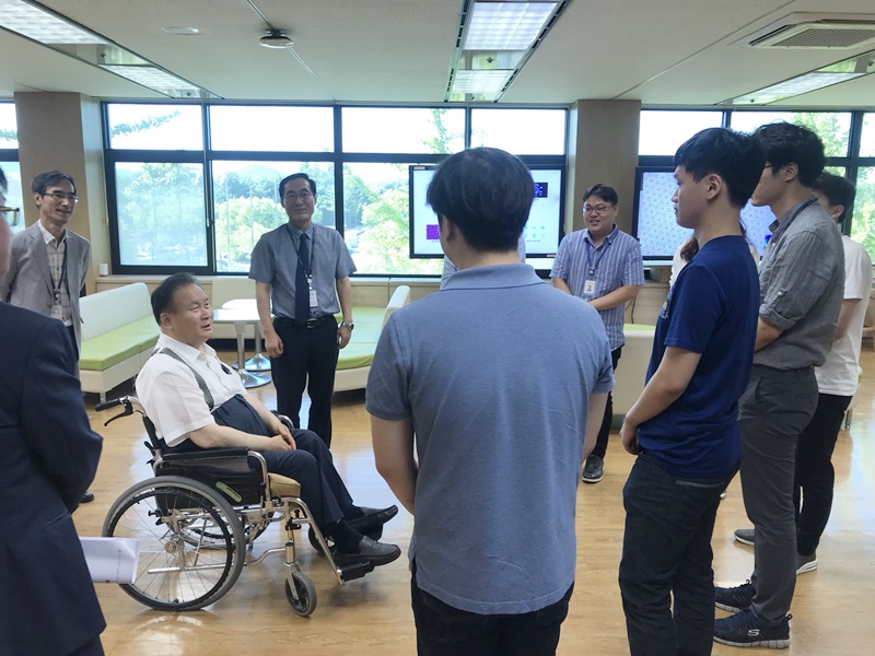 더불어민주당 이상민의원이 CAMP 직원들을 격려하고 있다.