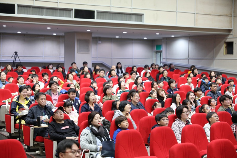 프로그램에 참가한 사람들이 강연을 듣고 있다.