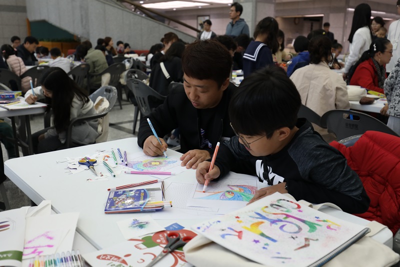 행사 참가자들이 수학패턴 색칠하기 체험을 하고 있다.