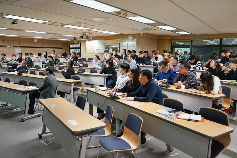 정기 간담회에 참가한 직원들 사진