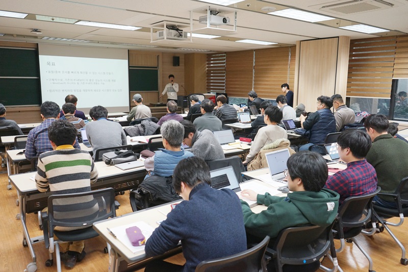 문제해결 희망자들이 모여 산업문제에 대한 설명을 듣고 있다.