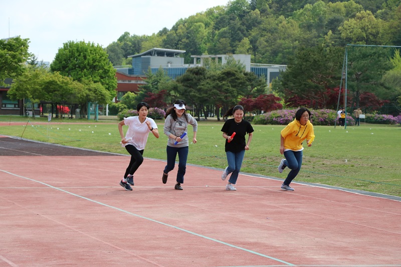 연구소 직원들이 다양한 체육대회 프로그램을 진행하고 있다.